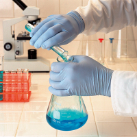 Guantes de protección desechables. De un sólo uso.