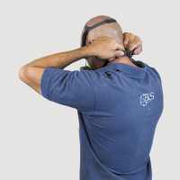 Sistema de enganche y desenganche rápido y elásticos corredizos que permiten sacar y bajar la semimáscara sin remover el puente.