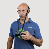 Sistema de enganche y desenganche rápido y elásticos corredizos que permiten sacar y bajar la semimáscara sin remover el puente.