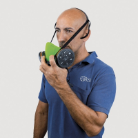 Sistema de enganche y desenganche rápido y elásticos corredizos que permiten sacar y bajar la semimáscara sin remover el puente.